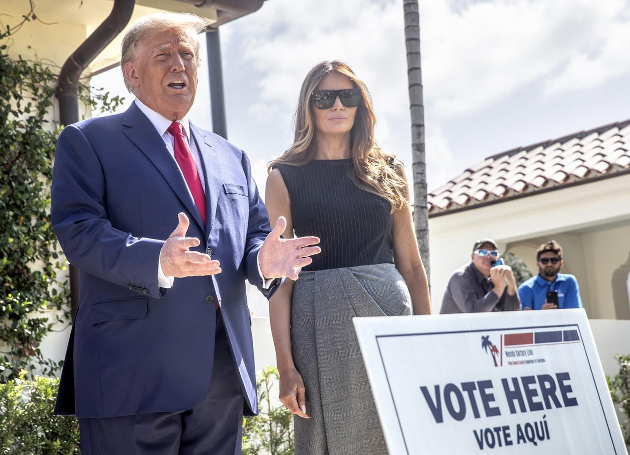 Donald et Melania Trump à la sortie du bureau de vote. [Keystone - EPA/Cirstobal Herrera]