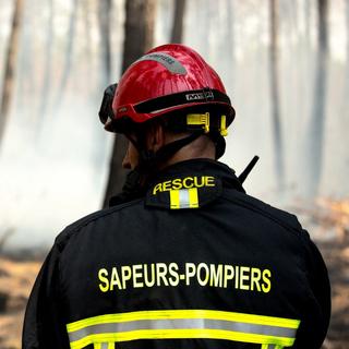 Un jeune pompier volontaire dans une forêt en flammes. [AFP - Laurent Perpigna Iban]