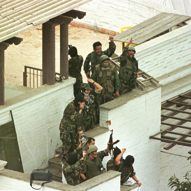 Des soldats péruviens sur le toit de l'ambassade japonaise à Lima peu après la fin de la prise d'otage, le 22 avril 1997. [AP Photo - Martin Mejia - Keystone]