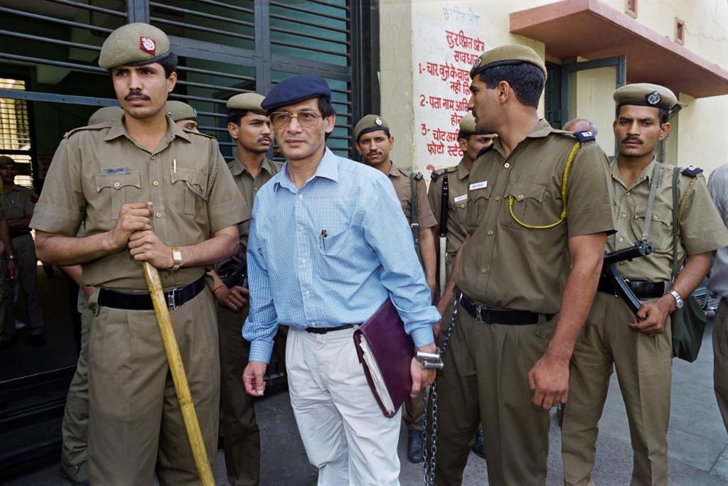 Charles Sobhraj escorté par la police jusqu'à un tribunal de New Delhi le 12 avril 1994 pour son procès après son évasion [AFP - RAVEENDRAN]