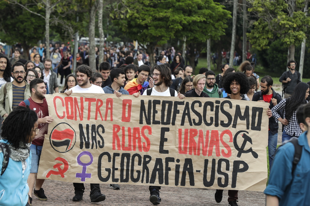 Etudiants de l'USP dans la rue lors de l'élection de Jair Bolsonaro, 28.10.2018. [EPA/Keystone - Sebastiao Moreira]