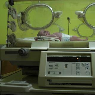 Les nombres de naissances prématurées a augmenté dans la région en guerre du Donbass, Ukraine. [Keystone/AP Photo - Nariman El-Mofty]