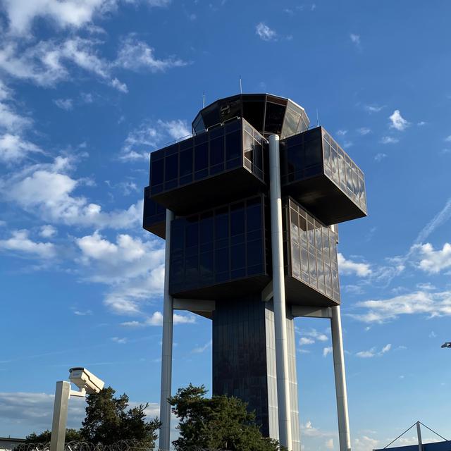 La tour de contrôle de Genève Aéroport. [RTS - 15 Minutes]