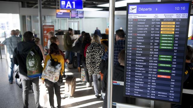 Des passagers dans l'aéroport de Genève Cointrin en février 2020. [Keystone - Laurent Gillieron]