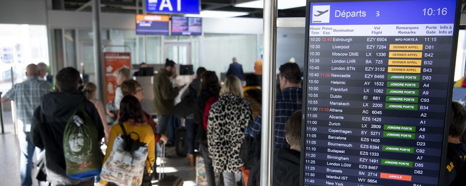 Des passagers dans l'aéroport de Genève Cointrin en février 2020. [Keystone - Laurent Gillieron]