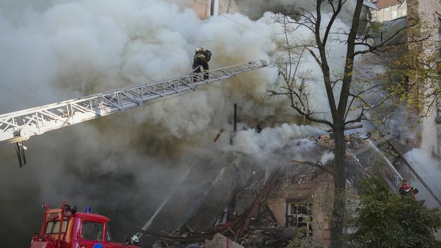 Les pompiers tentent d'éteindre les incendies provoqués par une attaque de drones lundi à Kiev. [Keystone/AP - Efrem Lukatsky]