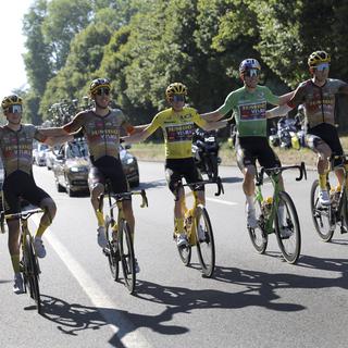 Le Danois Jonas Vingegaard (maillot jaune) fête son succès avec ses coéquipiers, le Français Christophe Laporte, à gauche, le Belge Tiesj Benoot, à droite, le Belge Wout Van Aert, portant le maillot vert du meilleur sprinteur, et l'Américain Sepp Kuss, à gauche, lors de la vingt-et-unième étape du Tour de France, le dimanche 24 juillet 2022. [Pool Photo via AP/KEYSTONE - Thomas Samson]