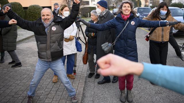 Blaise Genton, gauche, medecin-chef a Unisante et responsable medical de la campagne de vaccination Covid-19 du Canton de Vaudet Valerie d'Acremont, droite, infectiologue a Unisante particent a une seance d' "Actidanse" devant le tribunal lors du premier proces des activistes de la ZAD du Mormont ce lundi 17 janvier 2022 au Tribunal d'arrondissement de La Cote a Nyon. Les anciens occupants de la "zone a defendre" sont notamment accuses de violation de domicile et d'insoumission a une decision de l'autorite. [Keystone - Laurent Gillieron]