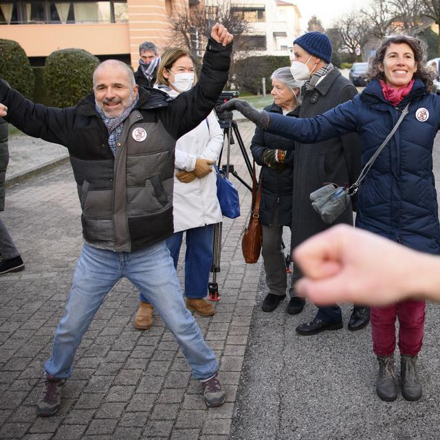 Blaise Genton, gauche, medecin-chef a Unisante et responsable medical de la campagne de vaccination Covid-19 du Canton de Vaudet Valerie d'Acremont, droite, infectiologue a Unisante particent a une seance d' "Actidanse" devant le tribunal lors du premier proces des activistes de la ZAD du Mormont ce lundi 17 janvier 2022 au Tribunal d'arrondissement de La Cote a Nyon. Les anciens occupants de la "zone a defendre" sont notamment accuses de violation de domicile et d'insoumission a une decision de l'autorite. [Keystone - Laurent Gillieron]