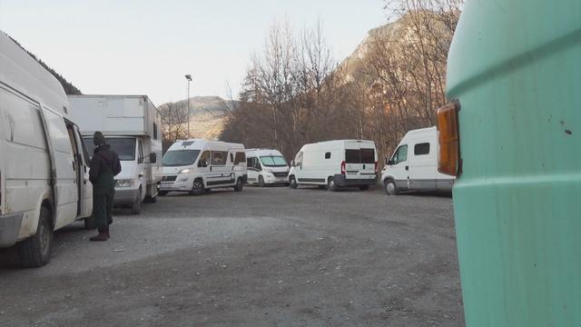 Au pied du télécabine du Châble, sur un parking qui ne voit jamais le soleil, des vans abritent des saisonniers en attente de trouver un appartement. [RTS]