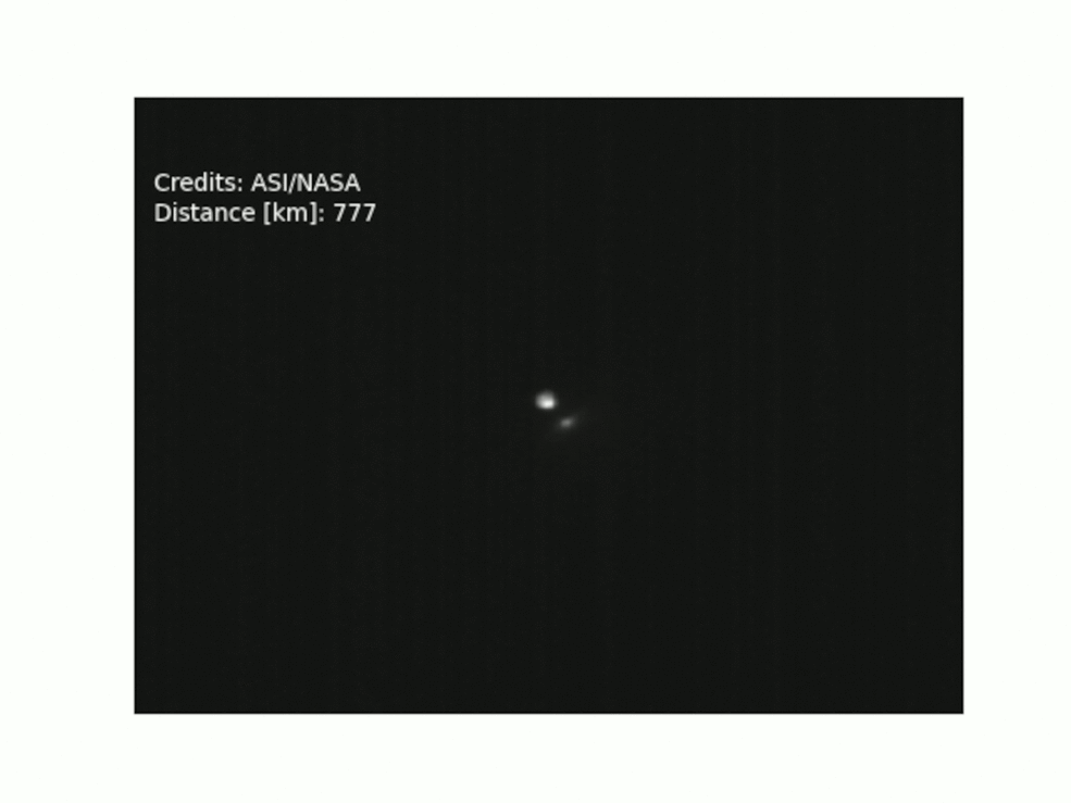Ce film utilise des images de la caméra LUKE sur le LICIACube de l'Agence Spatiale Italienne (ASI), capturées juste après l'impact de DART avec l'astéroïde Dimorphos, le 26 septembre 2022. La vidéo commence avec le LICIACube à environ 800 km de l'astéroïde, passe, se retourne, puis continue à environ 320 km de distance. La vidéo montre clairement l'éjection de matériel provenant de Dimorphos en raison de la collision. [ASI/NASA - LUKE camera/LICIACube]