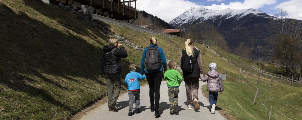 Certaines familles ukrainienens ont été logées en montagne, comme ici à Fiesch (VS). [Keystone - Dominic Steinmann]