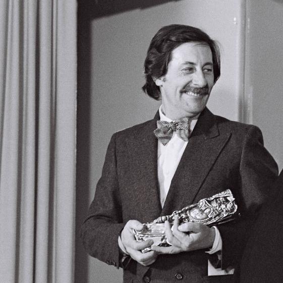 Jean Rochefort récompensé pour LE CRABE-TAMBOUR, de Pierre Schoendoerffer, 1977. [AFP - GEORGES PAVUNIC]