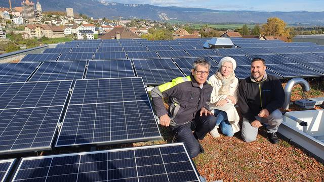 Stéphane Jacquemie, Corinne Authouart et Carlos Rodrigues Da Mota sur les toits végétalisés de l'écoquartier Gruvatiez. [RTS - Xavier Bloch]