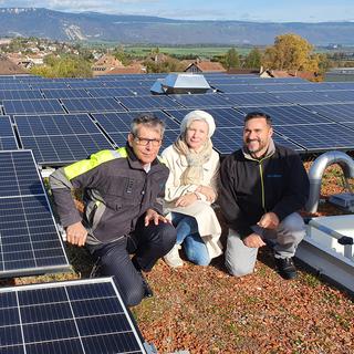 Stéphane Jacquemie, Corinne Authouart et Carlos Rodrigues Da Mota sur les toits végétalisés de l'écoquartier Gruvatiez. [RTS - Xavier Bloch]