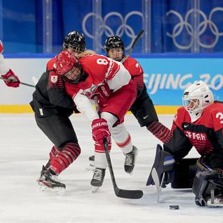 Josefine Persson (8) du Danemark tire contre la gardienne du Japon Akane Konishi (30) lors d'un match de hockey féminin du tour préliminaire des Jeux olympiques d'hiver 2022, samedi 5 février 2022, à Pékin. [AP Photo/KEYSTONE - Petr David Josek]