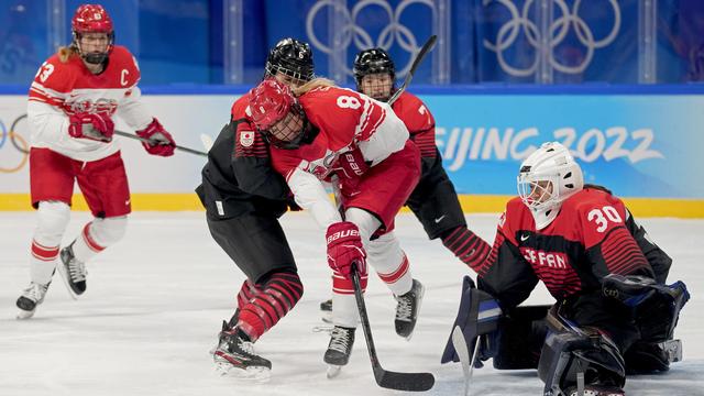 Josefine Persson (8) du Danemark tire contre la gardienne du Japon Akane Konishi (30) lors d'un match de hockey féminin du tour préliminaire des Jeux olympiques d'hiver 2022, samedi 5 février 2022, à Pékin. [AP Photo/KEYSTONE - Petr David Josek]