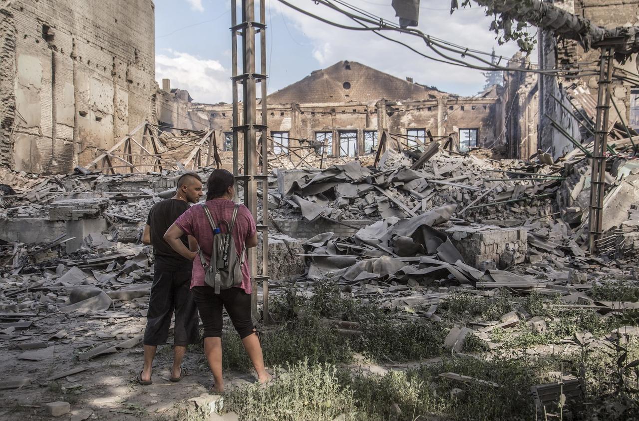 Les troupes russes infligeraient des destructions catastrophiques" à Lyssytchansk, ville voisine de Severodonetsk, selonle gouverneur de la région de Lougansk. [Keystone - Oleksandr Ratushniak]