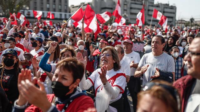 Des milliers de manifestants à Lima contre le président péruvien. [Keystone - Aldair Mejà-a]
