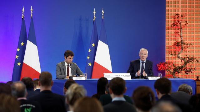 Le ministre de l'économie Bruno Le Maire et le ministre délégué aux Comptes publics Gabriel Attal ont présenté lundi les contours du budget 2023. [reuters - Benoit Tessier]