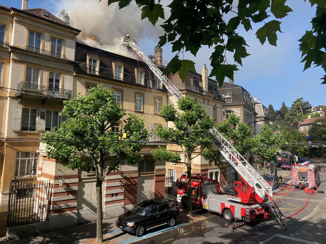 L'incendie s'est déclaré samedi matin le 11 juin à la rue de l'Evole, à Neuchâtel. Une quarantaine de pompiers ont été déployés. [RTS - Deborah Sohlbank]