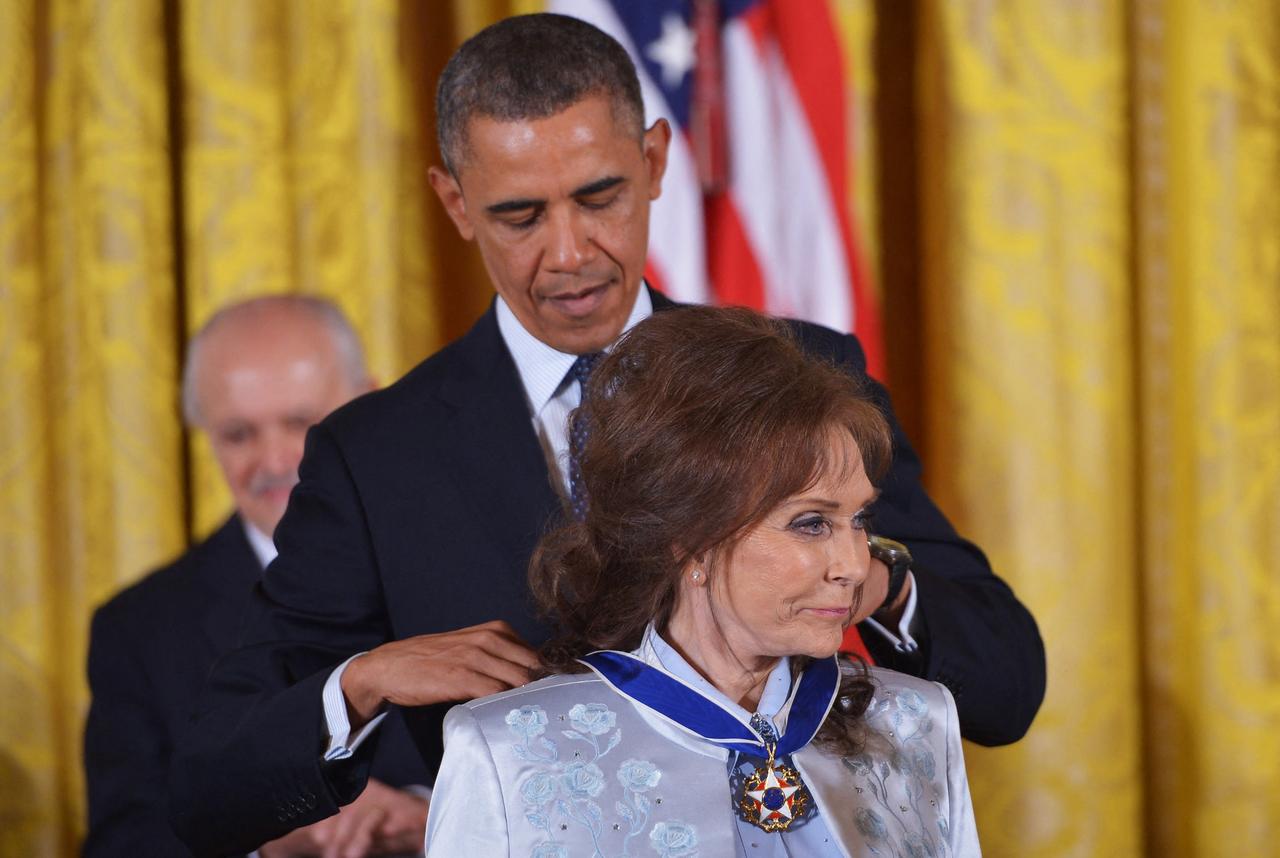 En 2013, Loretta Lynn a reçu la prestigieuse Médaille présidentielle de la Liberté, la plus haute récompense civile de la nation, remise par Barack Obama. [AFP - MANDEL NGAN]