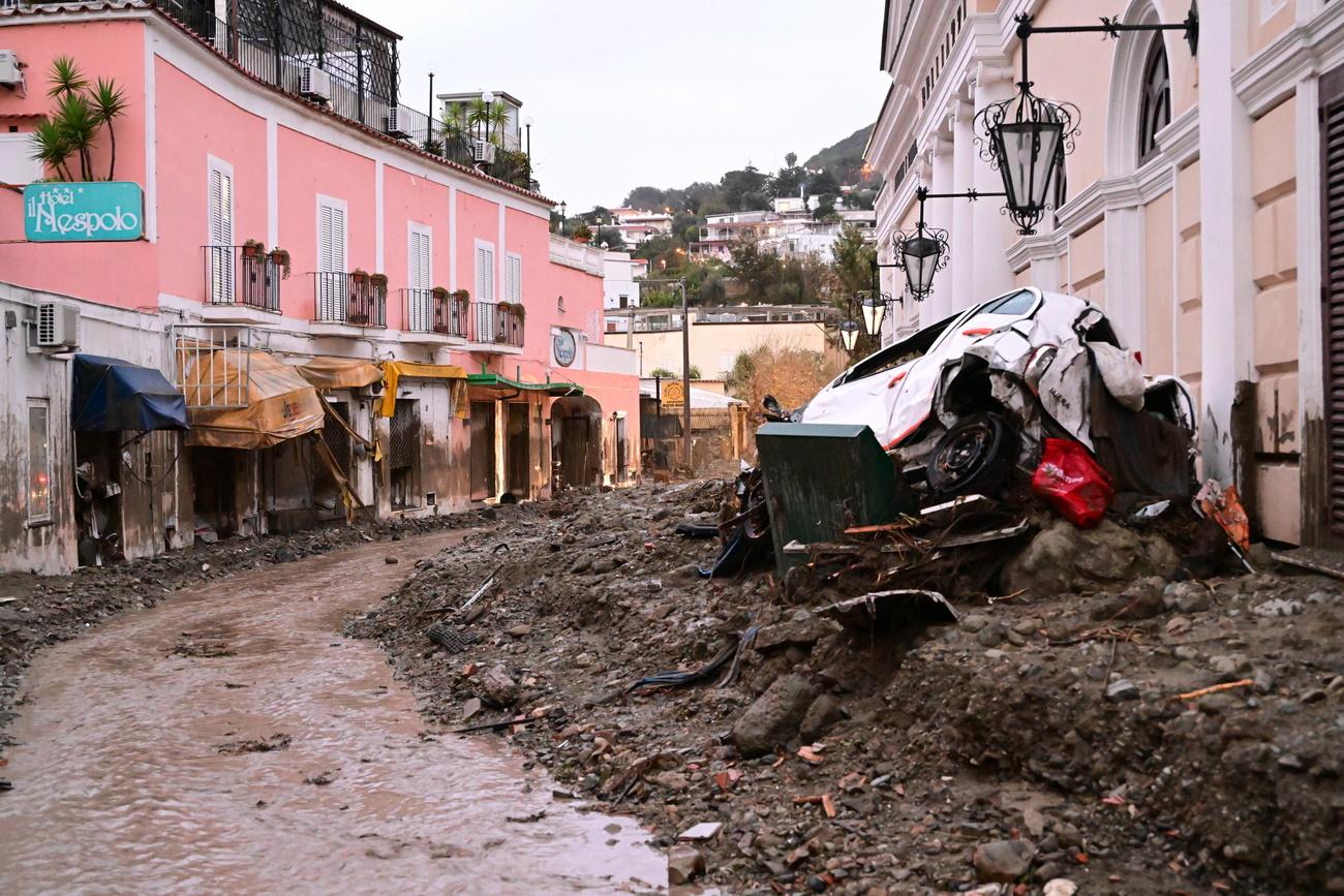 Le glissement de terrain sur l'île d'Ischia a envoyé des torrents de boue dans les rues qui ont couché des arbres et emporté et cabossé les véhicules s'y trouvant, parfois jusqu'à la mer. [EPA/Keystone - Ciro Fusco]