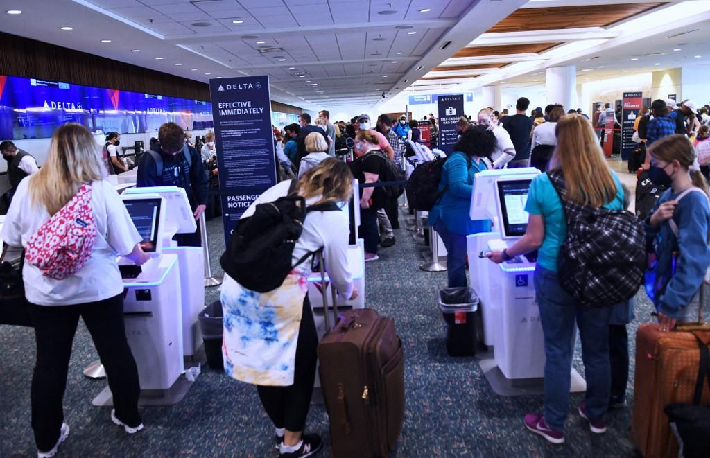 Des voyageurs s'enregistrent à l'aéroport d'Orlando, en Floride. [AFP - Paul Hennessy]