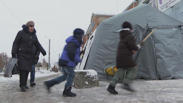 A Borodianka, des tentes ont été érigées pour apporter chaleur et électricité à la population. [RTS - DR]