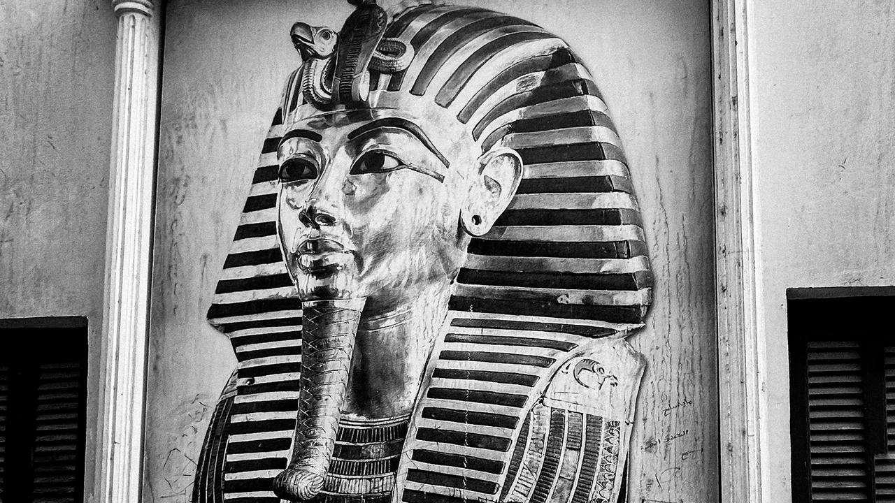 Une reproduction du masque de Toutankhamon en Egypte. [RTS - Stéphanie Coudray]