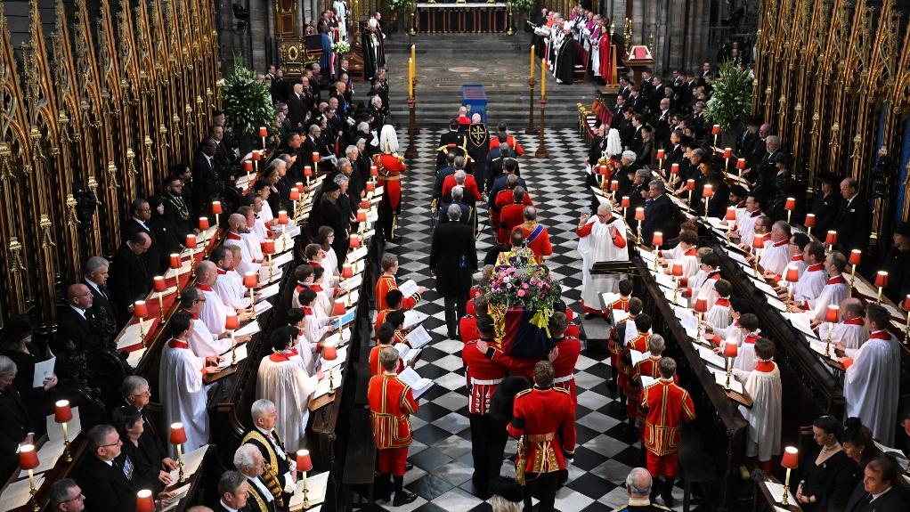 Le cercueil de la reine Elizabeth II entre dans l'abbaye de Westminster [AFP - Ben Stansall/pool]