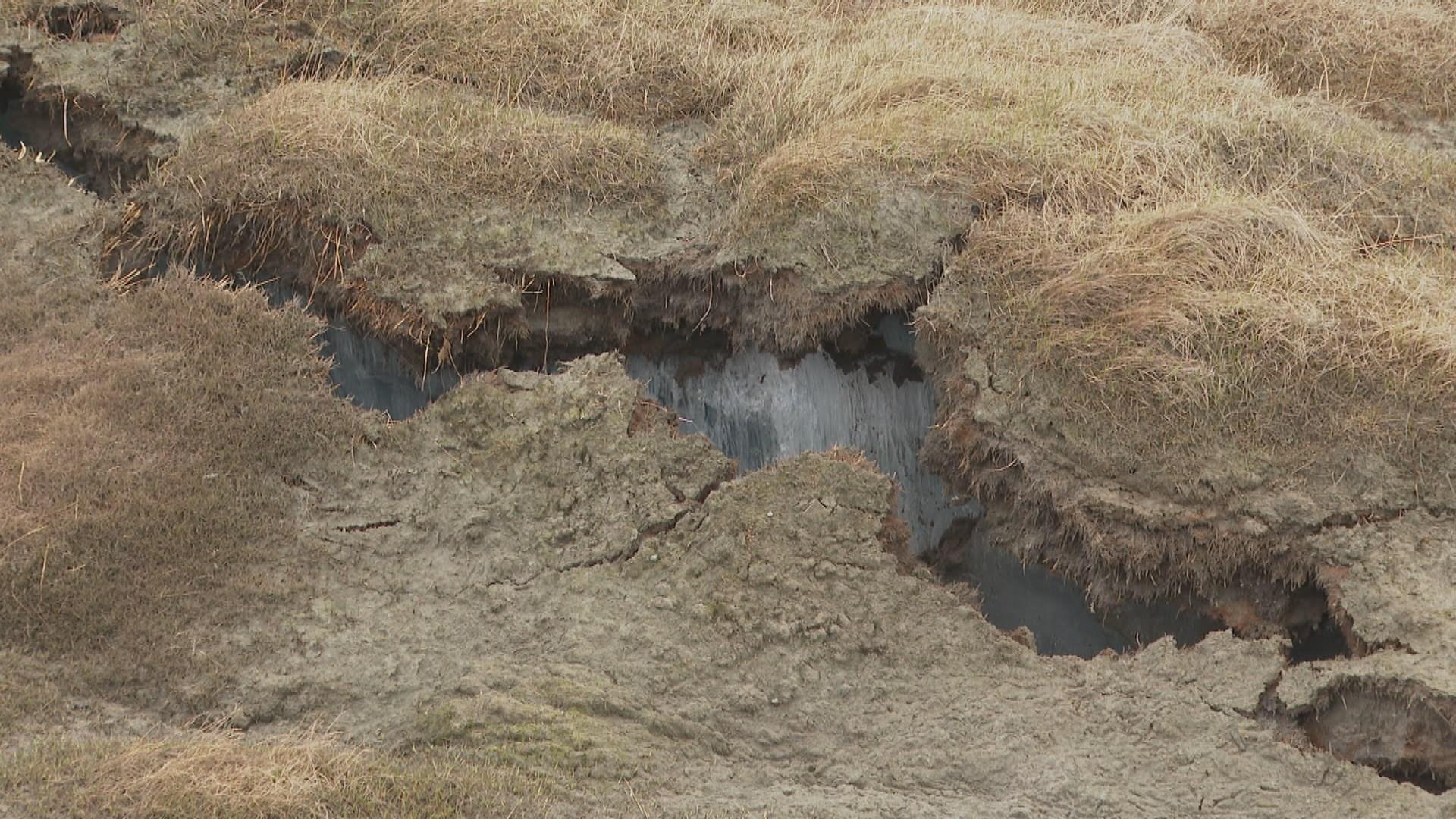 La fonte du permafrost provoque des fissures dans le terrain. [RTS - Flore Dussey / Yvan Illi]