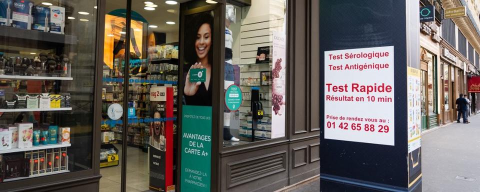 Panneau d'affichage devant une pharmacie française qui promet des tests serologiques et antigeniques rapides. [AFP - Amaury Cornu]