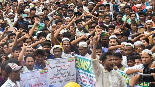 Des dizaines de milliers de réfugiés rohingya manifestent au Bangladesh. [AFP - Tanbir Miraj]