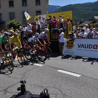 Le peloton du Tour de France s'élance d'Aigle le 10 juillet 2022. [RTS - Gaël Klein]