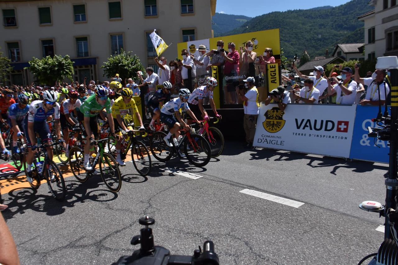 Le peloton du Tour de France s'élance d'Aigle le 10 juillet 2022. [RTS - Gaël Klein]