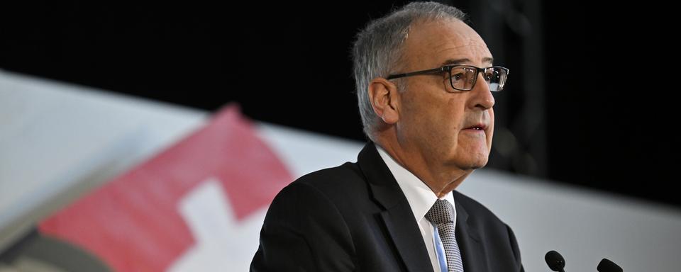 Le conseiller fédéral Guy Parmelin à l'assemblée des délégués de l'UDC, le 9 avril 2022 à Coire (GR). [Keystone - Gian Ehrenzeller]