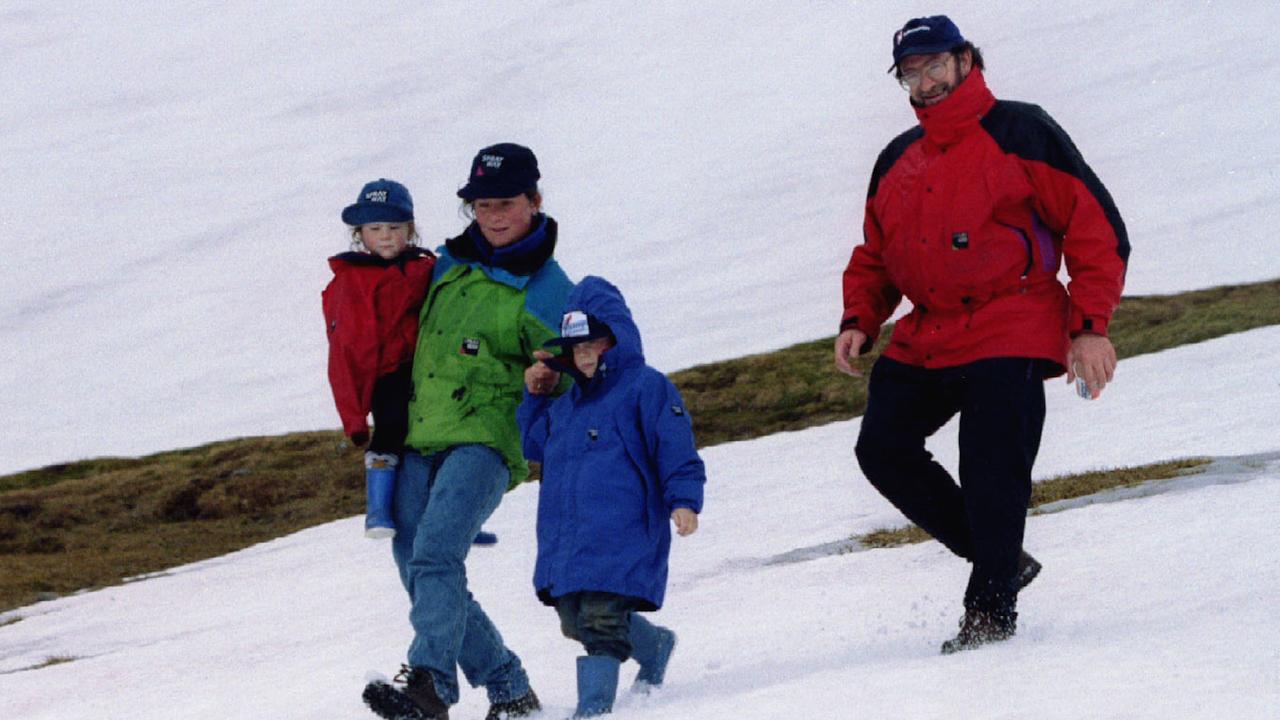 L'alpiniste Alison Hargreaves avec ses deux enfants et son mari en mai 1995. [Reuters - Dylan Martinez]