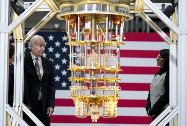 Le président des Etats-Unis Joe Biden rend visite à la firme IBM et à son ordinateur quantique le 06 octobre 2022. [Keystone - AP Photo/Andrew Harnik]