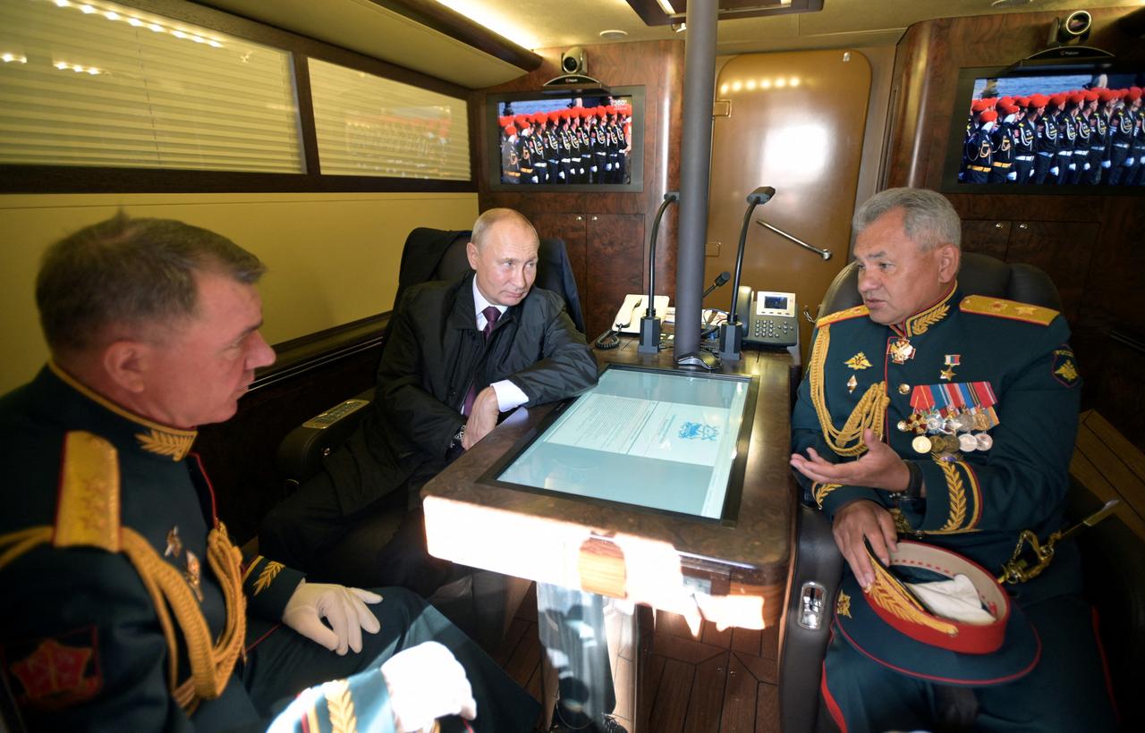 Le président russe Vladimir Poutine, le ministre de la Défense Sergueï Choïgou et le commandant du district militaire occidental des forces armées russes Alexander Zhuravlyov photographiés à bord du patrouilleur Raptor, le 26 juillet 2020. [reuters/Sputnik - Alexei Druzhinin]