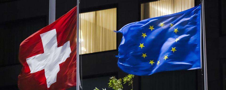 Un drapeau suisse et un drapeau de l'Europe. [Keystone - Michael Buholzer]