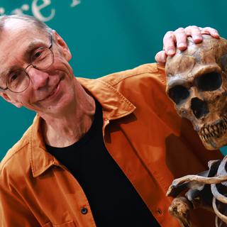 Le paléogénéticien Svante Pääbo, Nobel de médecine 2022, et notre ancêtre Néandertal.
EPA/HANNIBAL HANSCHKE
Keystone [EPA/HANNIBAL HANSCHKE]