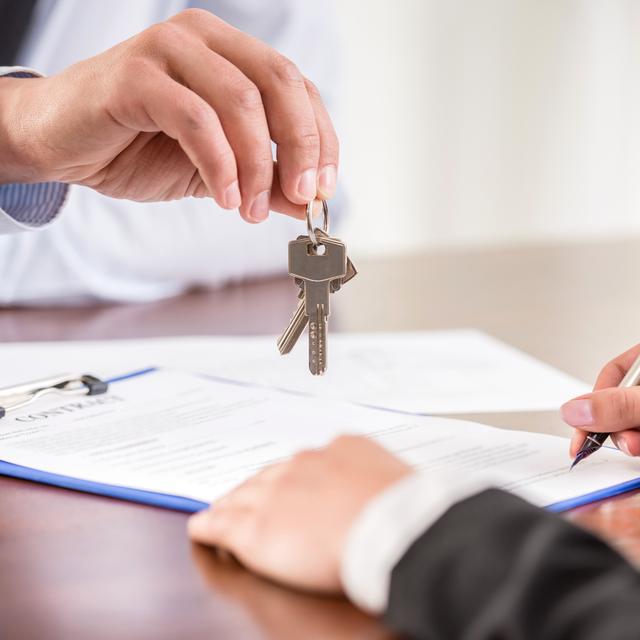 Une personne signe le bail à loyer de son nouveau logement. [Depositphotos - vadimphoto1@gmail.com]