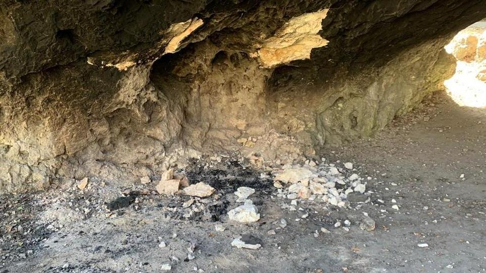 Grotte préhistorique endommagée par un feu bouté par des inconnus à Schaffhouse. [POLICE DE SCHAFFHOUSE]
