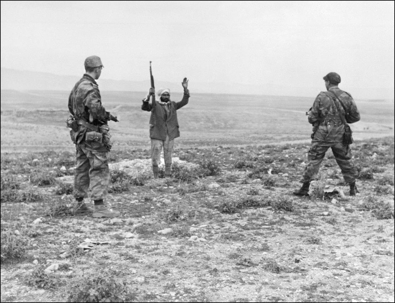 Un indépendantiste algérien est arrêté, en janvier 1958, par deux militaires français lors de la guerre d'Algérie.