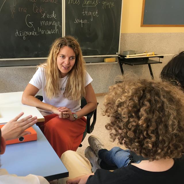 Natasha Shaparieva bénéficie d'un permis S et enseigne le français à de jeunes Ukrainiens  au sein d'un groupe d'accueil à Vallorbe (VD). [RTS - Céline Fontannaz]