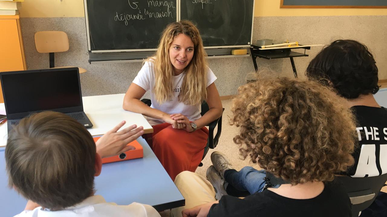 Natasha Shaparieva bénéficie d'un permis S et enseigne le français à de jeunes Ukrainiens  au sein d'un groupe d'accueil à Vallorbe (VD). [RTS - Céline Fontannaz]