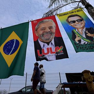 Des tentures électorales des candidats Lula et Bolsonaro en vue de l'élection présidentielle du 2 octobre au Brésil. [AP/Keystone - Eraldo Peres]