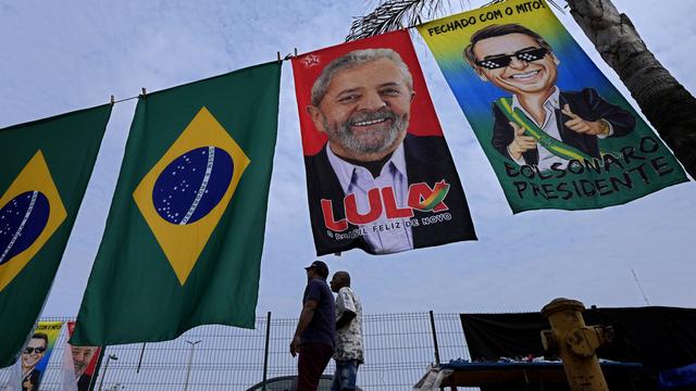 Des tentures électorales des candidats Lula et Bolsonaro en vue de l'élection présidentielle du 2 octobre au Brésil. [AP/Keystone - Eraldo Peres]