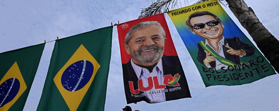 Des tentures électorales des candidats Lula et Bolsonaro en vue de l'élection présidentielle du 2 octobre au Brésil. [AP/Keystone - Eraldo Peres]